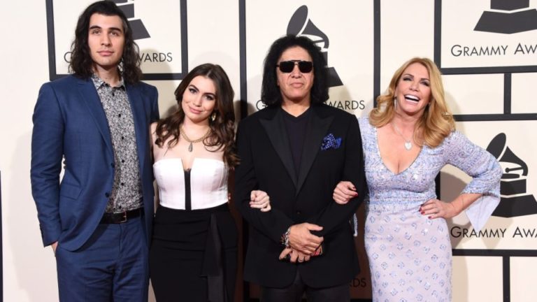 FANS HAD FUN WITH GENE SIMMONS’ PHOTO – ”FREE PIZZA?”
