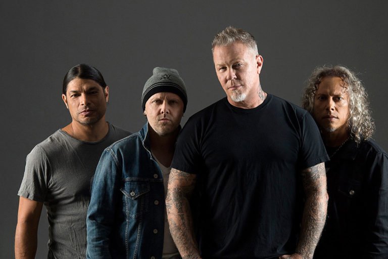 METALLICA PREPARING TO EVENT