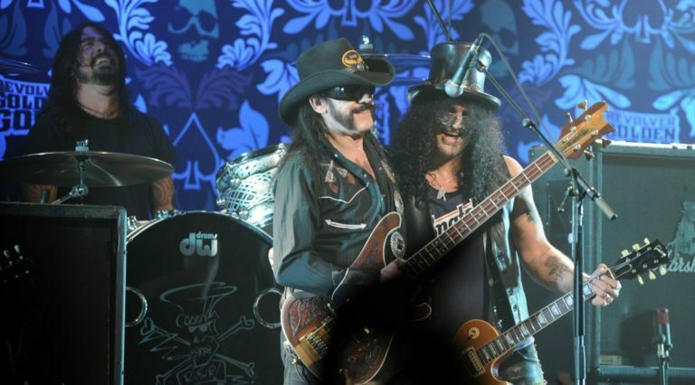 Slash Shows His Respect to Lemmy Kilmister