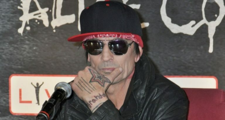 Motley Crue Drummer Tommy Lee Shows Off His New Cool Necklace