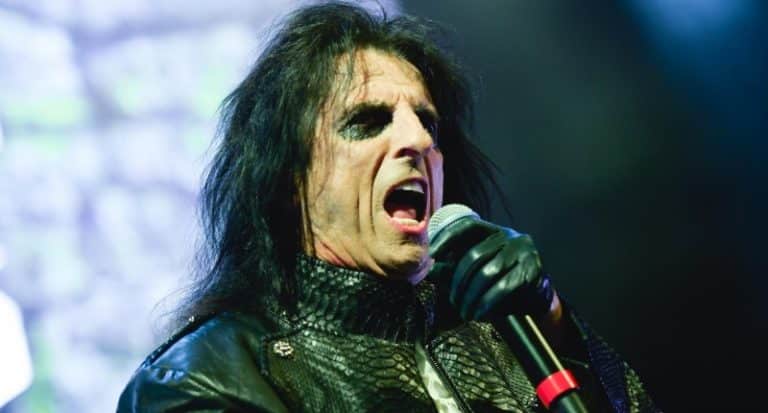 Alice Cooper’s One Of The Great Backstage Stories Revealed
