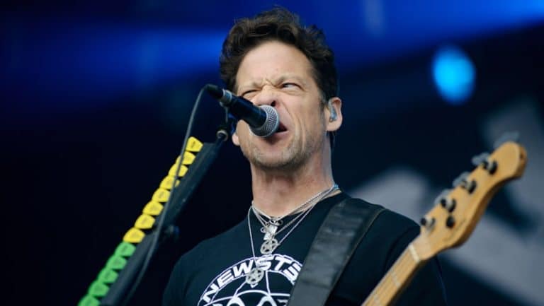 Metallica’s Jason Newsted Gets Angry At People Who Mocked Him: “Lemmy Played Bass With A Pick”