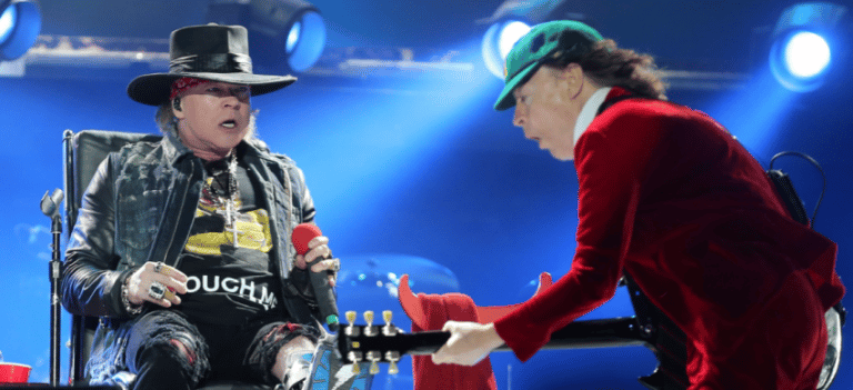 Guns N’ Roses Reveals The Special Poses Taken During The Show Axl Rose Played With AC/DC