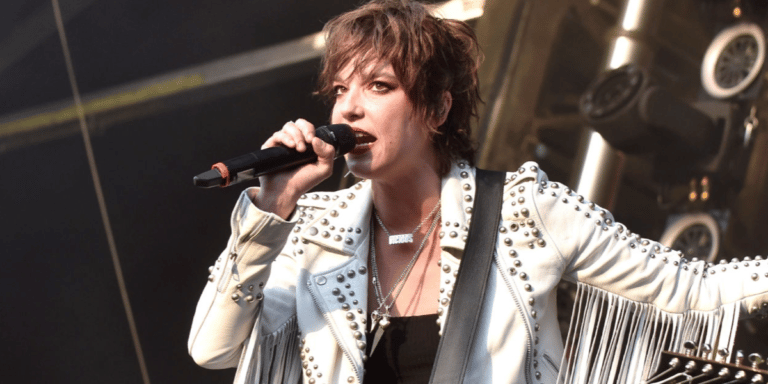 Halestorm Singer Lzzy Hale Looks Stunning In A Black Bra