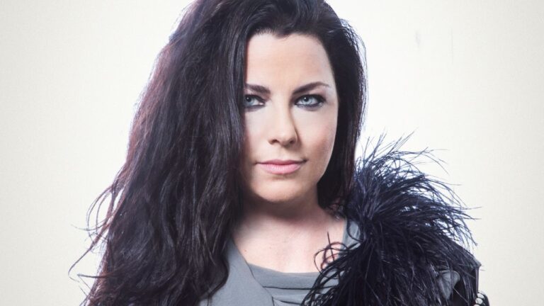 Evanescence’s Amy Lee Poses Weirdly To Show Her Thanks To Fans