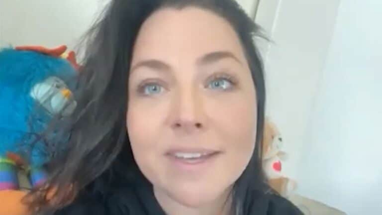 Evanescence’s Amy Lee Looks Depressive After Twisting Her Ankle