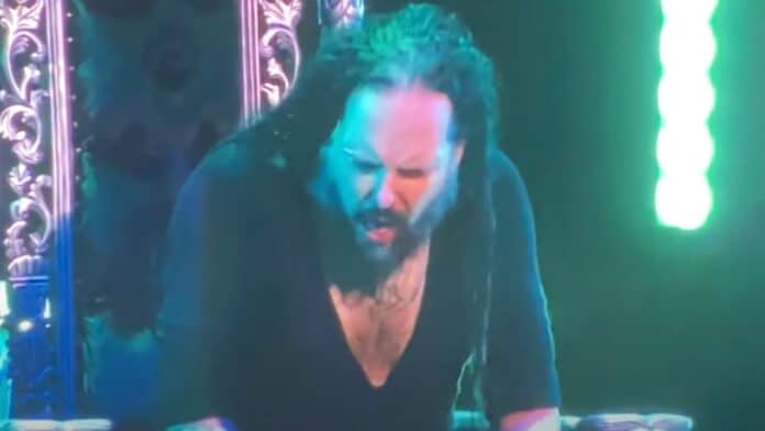 Korn's Jonathan Davis Clearly Needs An Oxygen Mask To Perform Live