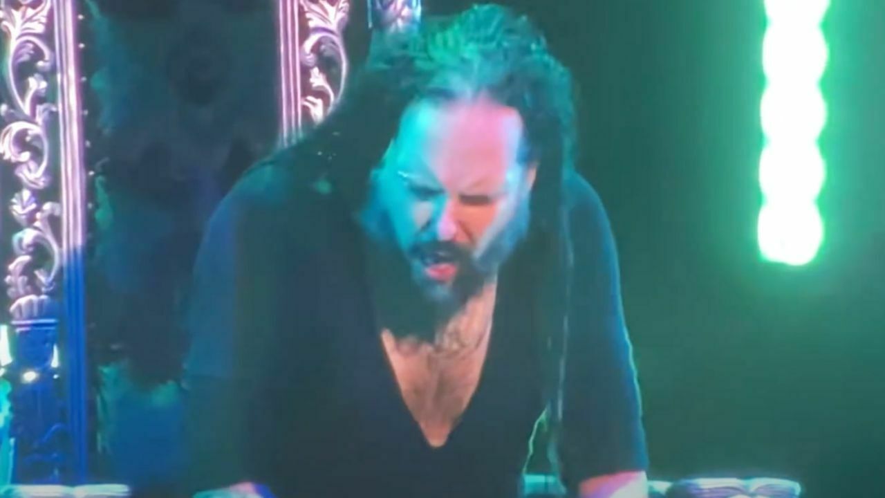 Korn S Jonathan Davis Clearly Needs An Oxygen Mask To Perform Live