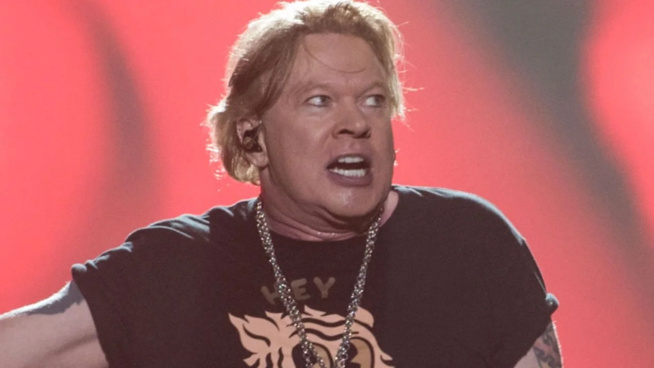 Guns N' Roses Fans Criticizes Axl Rose Heavily: "He Needs To Hire A  Nutritionist And Fitness