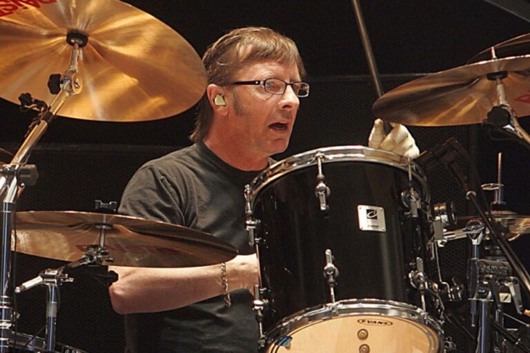 Who Is The Richest AC/DC Member? Angus Young, Malcolm Young, Brian ...