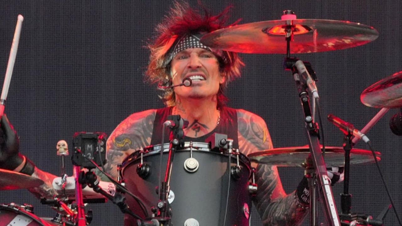 Mötley Crüe's Tommy Lee Didn't Give Up After Breaking Four Ribs: Mötley Crüe's Tommy Lee Didn't Give Up After Breaking Four Ribs: