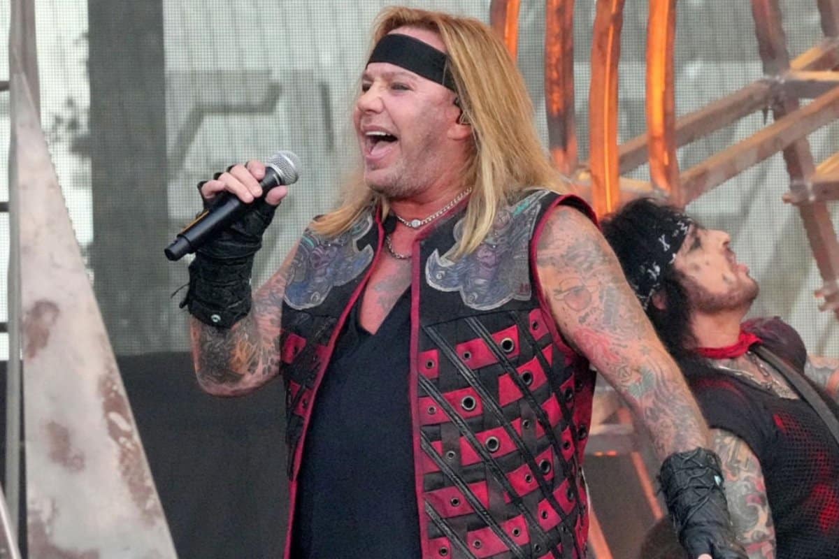 Vince Neil with Nikki Sixx on 2022's Stadium Tour