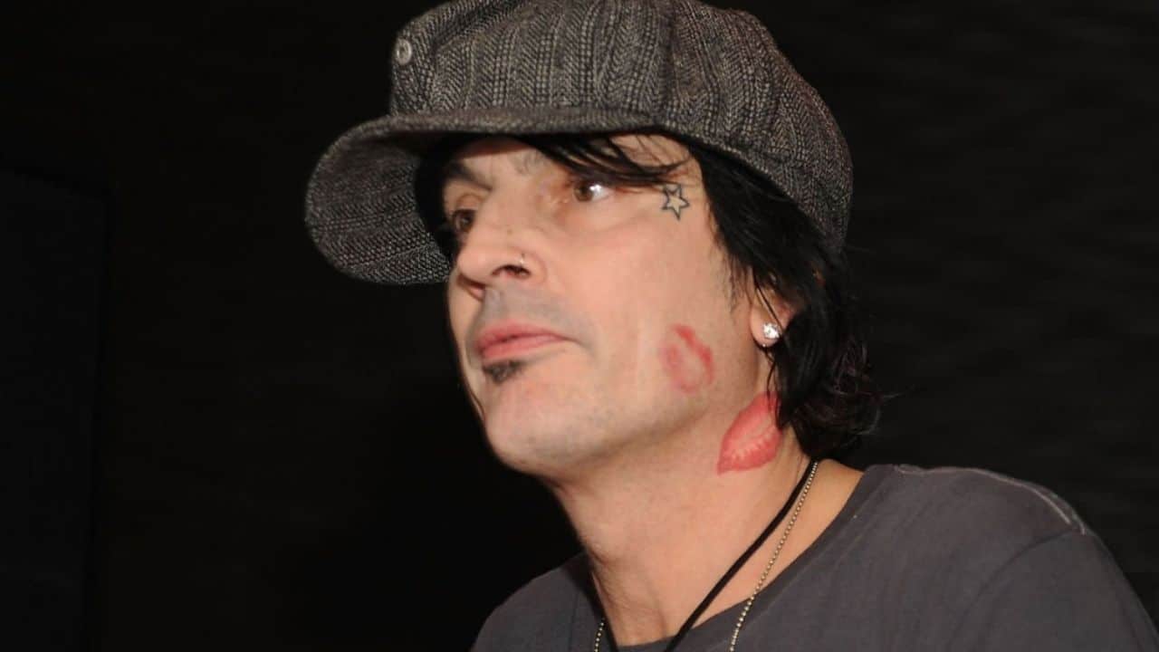 Tommy Lee Slams A Fan Over Filing A Police Report For Mötley Crüe